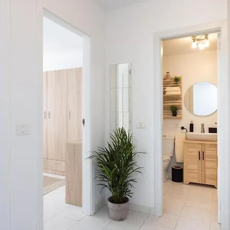 Ocean Breeze,pool,easy Parking,chill Out Apartament